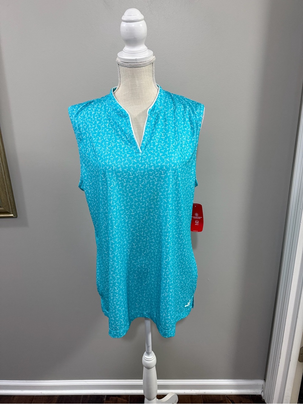 bcg Club Sport Sleeveless Split V-Neck Tennis Top with Cocktail Print. Size XL